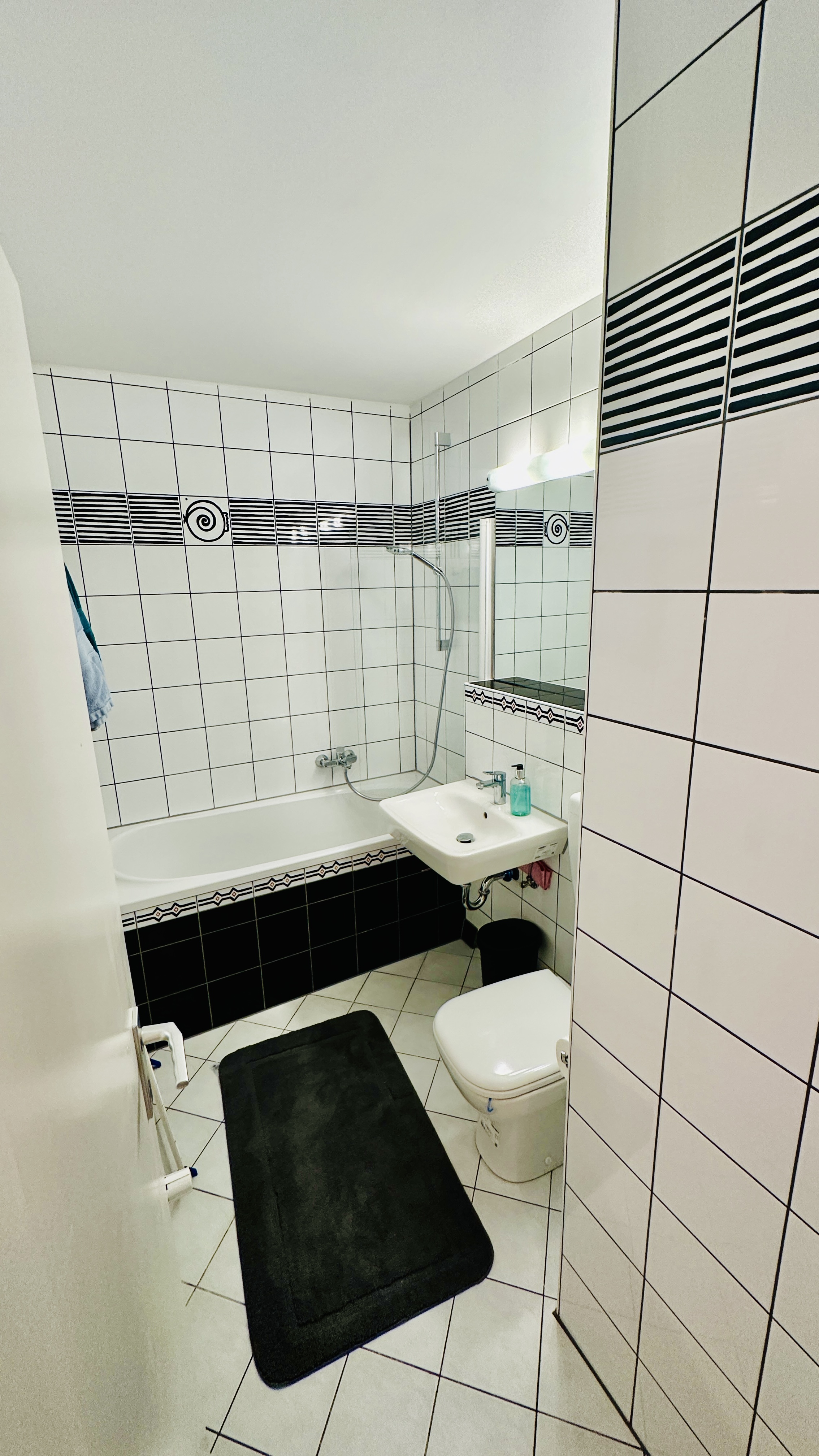 Bad mit Badewanne und Dusche