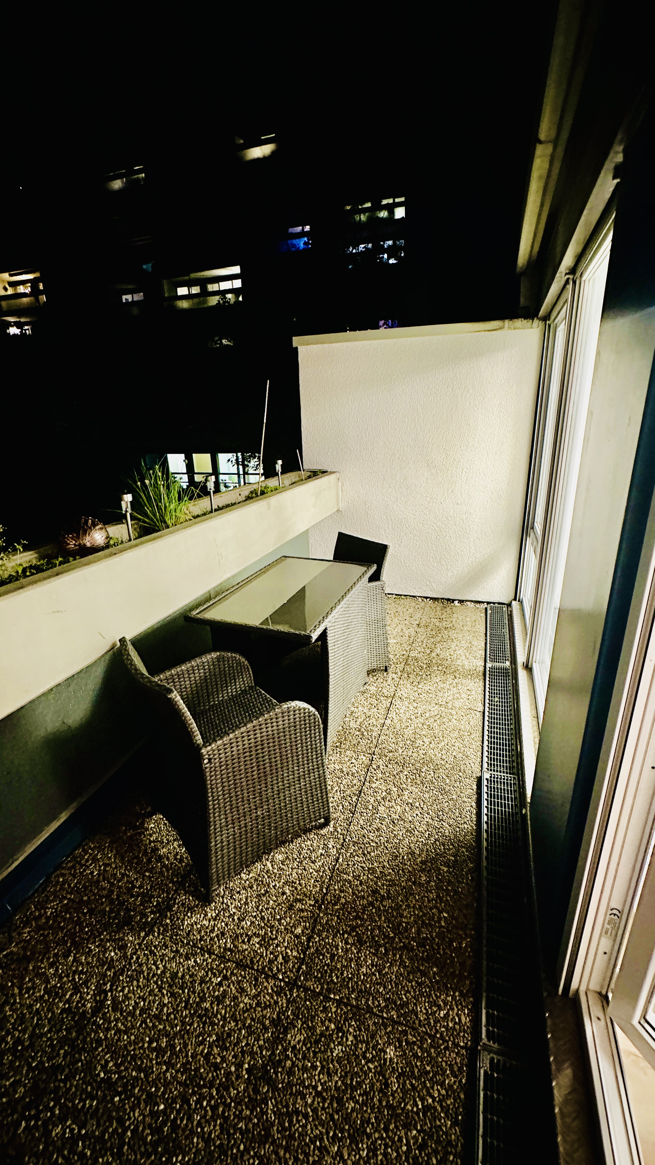 Balkon bei Nacht – Eastside Apartment Karlsruhe