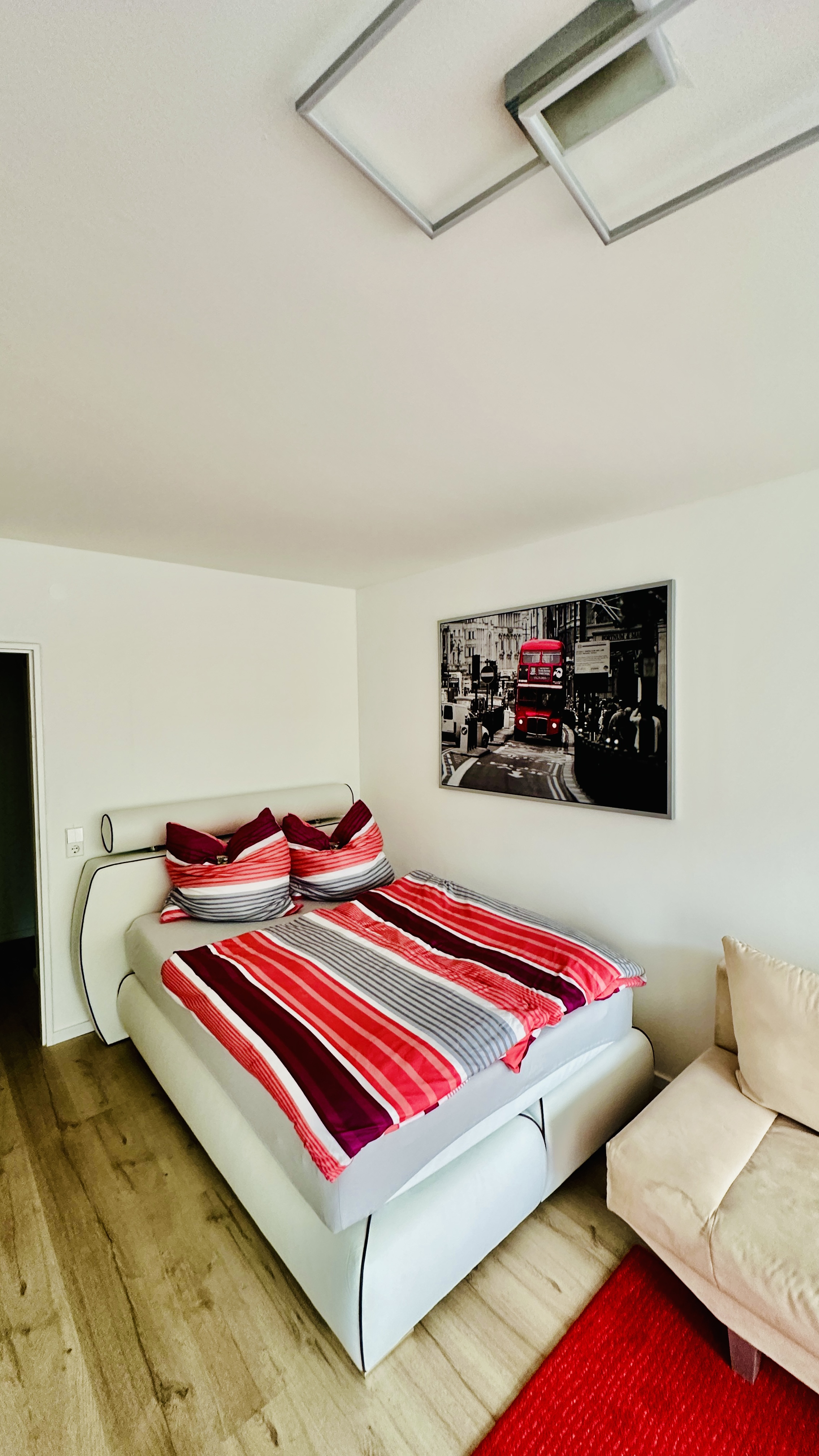 Schlafbereich mit Queensize-Bett